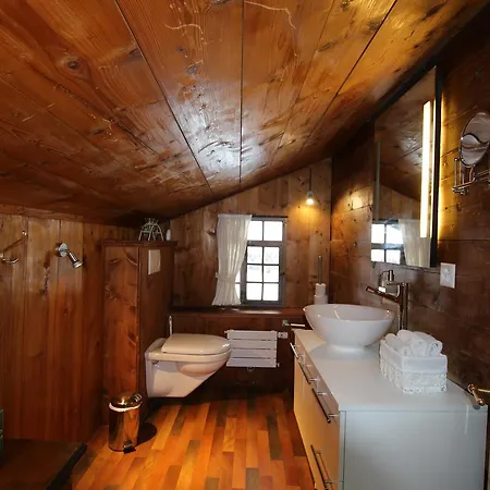 Les Rosatlits Bed & Breakfast *